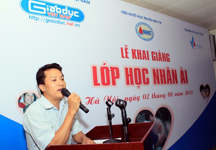 Nhà báo Bùi Ngọc Cải – Phó Tổng biên tập Báo Giáo dục Việt Nam phát biểu tại buổi lễ ra mắt Lớp học Nhân ái
